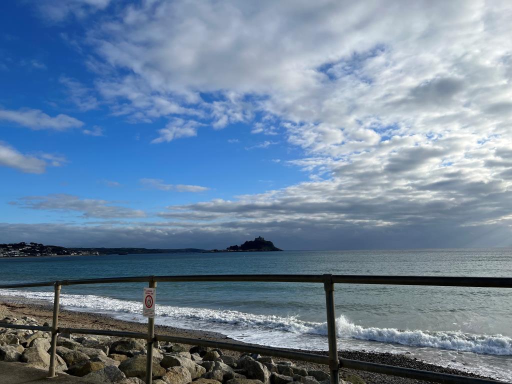 Lot: 76 - FORMER PUBLIC CONVENIENCES WITH LAND ENJOYING STUNNING VIEWS -